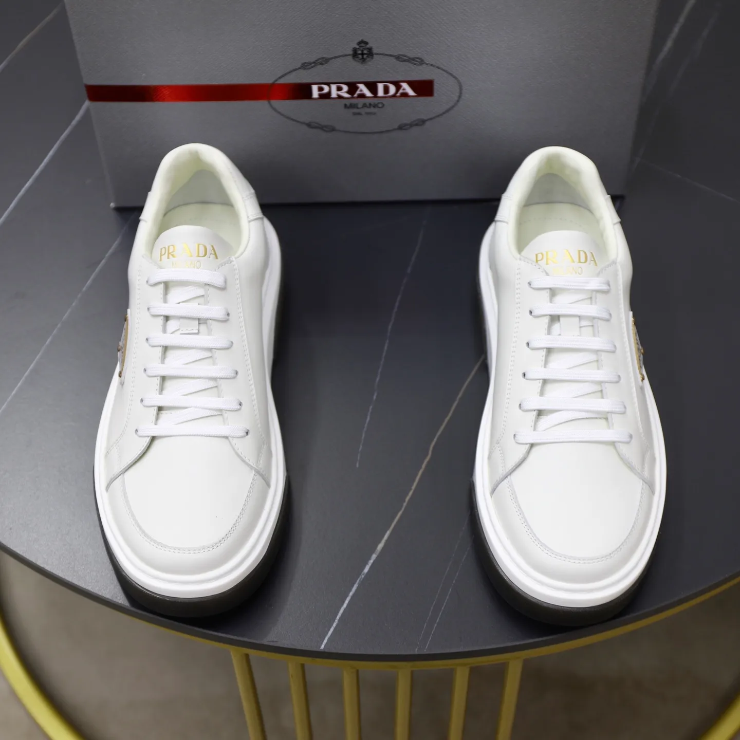 Factory price: 720💰Top original order Brand: PRADA (Prada) Standard code: Men's size 38/44 (45 can be customized) Grade: Same as the official website Material: Original cowhide stitching imported cowhide lining Original combination two-color wear-resistant soft outsole Style category: Leisure and sports version Young fashion European and American trend British style Color: Actual picture color
